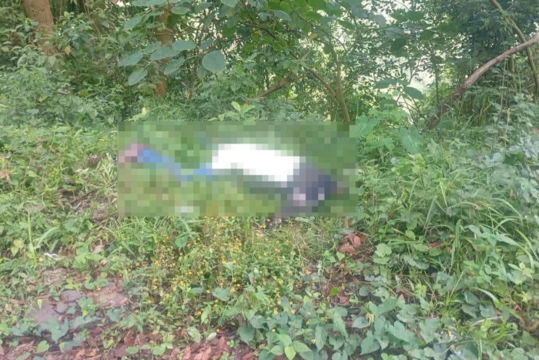 Dejan mensaje presuntamente relacionado con un grupo delictivo junto al cuerpo de la víctima en Lolotla. (Especial)