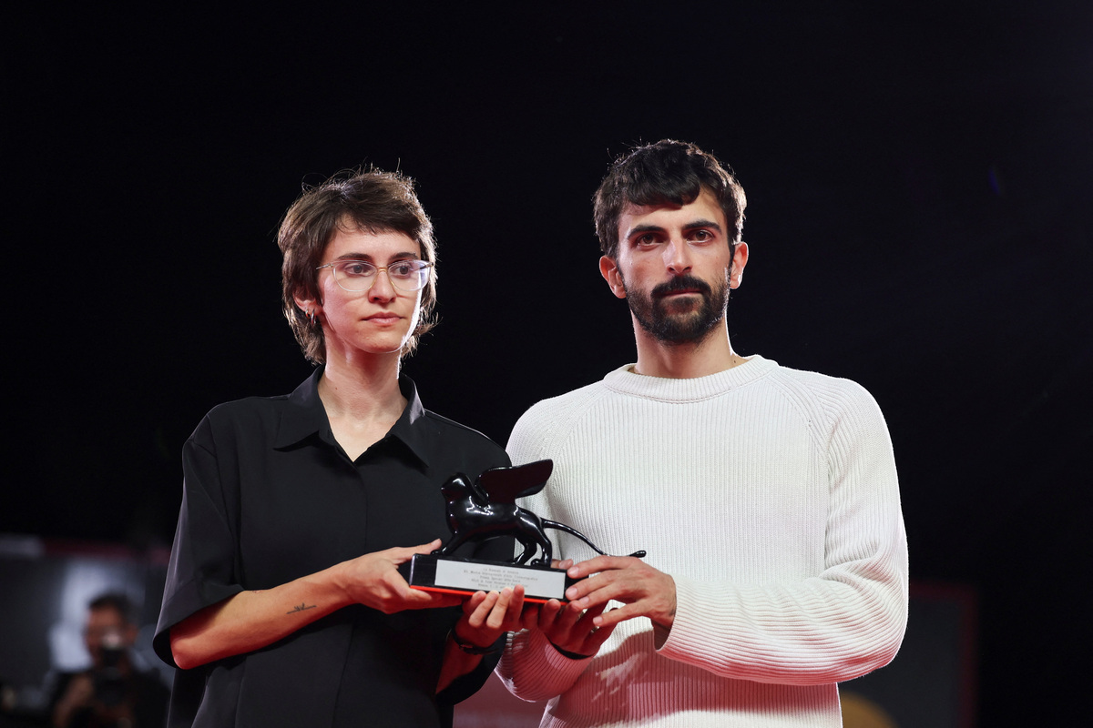 Los directores Yuval Abraham y Rachel Szor reciben el Premio Especial del Jurado por "Naza". | Reuters