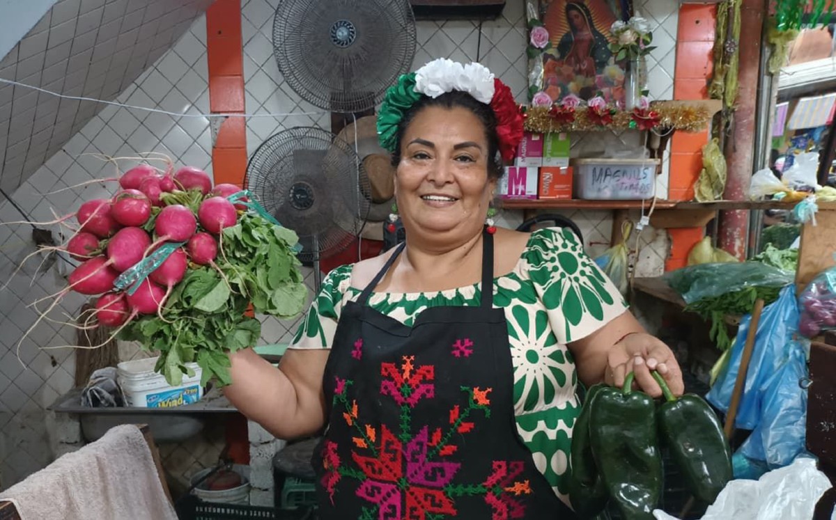 Doña Mari, locataria del mercado de Tampico, dice a clientes que pueden hacer otros platillos. | Jesús Alberto
