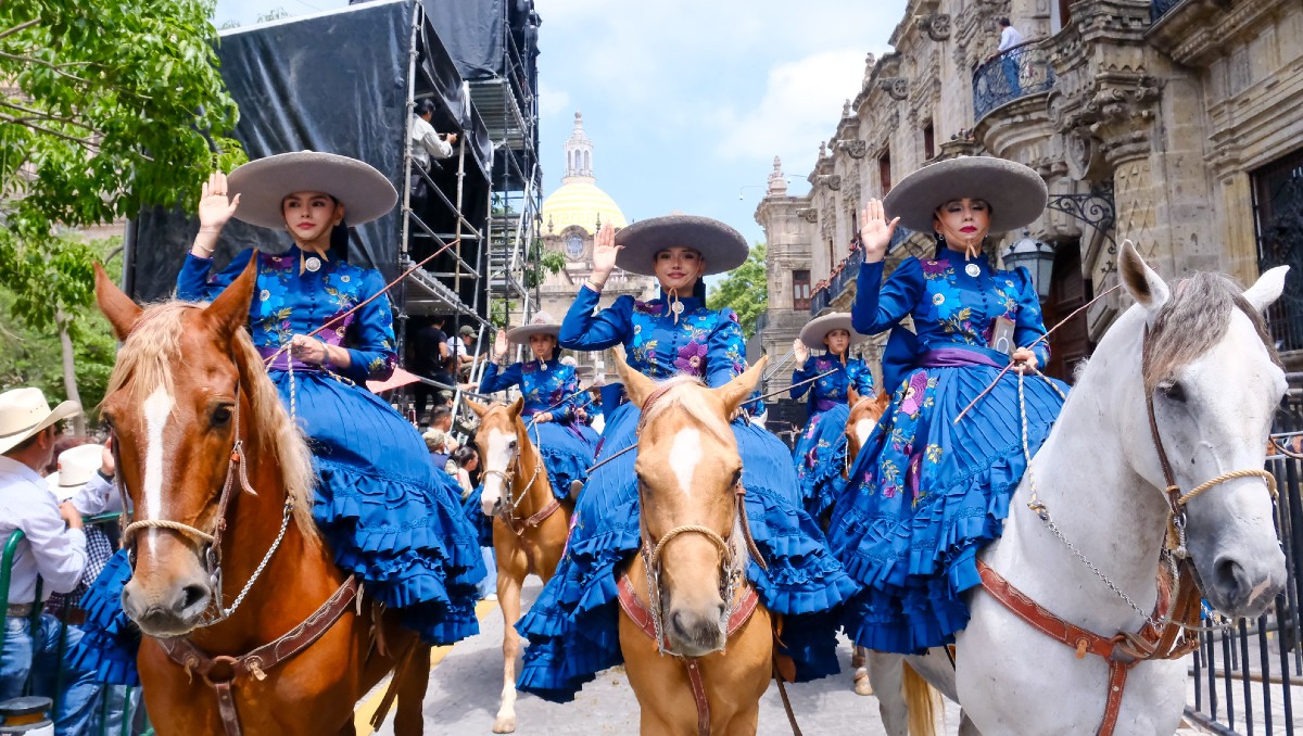 Escaramuzas durante el desfile charro en Guadalajara (Cortesía Gobierno de Jalisco)