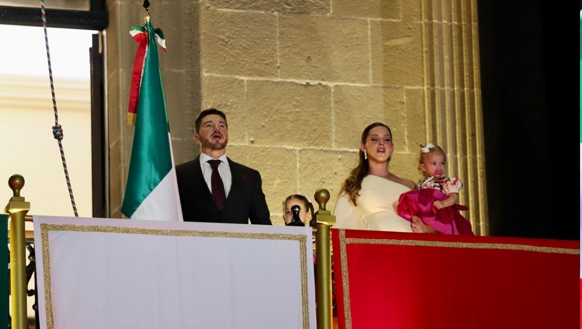 El gobernador dio el Grito en el balcón del Palacio de Gobierno. Foto: Roberto Alanís