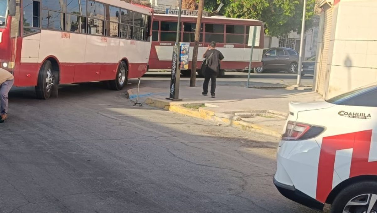 El hombre fue auxiliado por la Cruz Roja y trasladado a la Clínica 16 del IMSS. | Foto: Milenio Policía