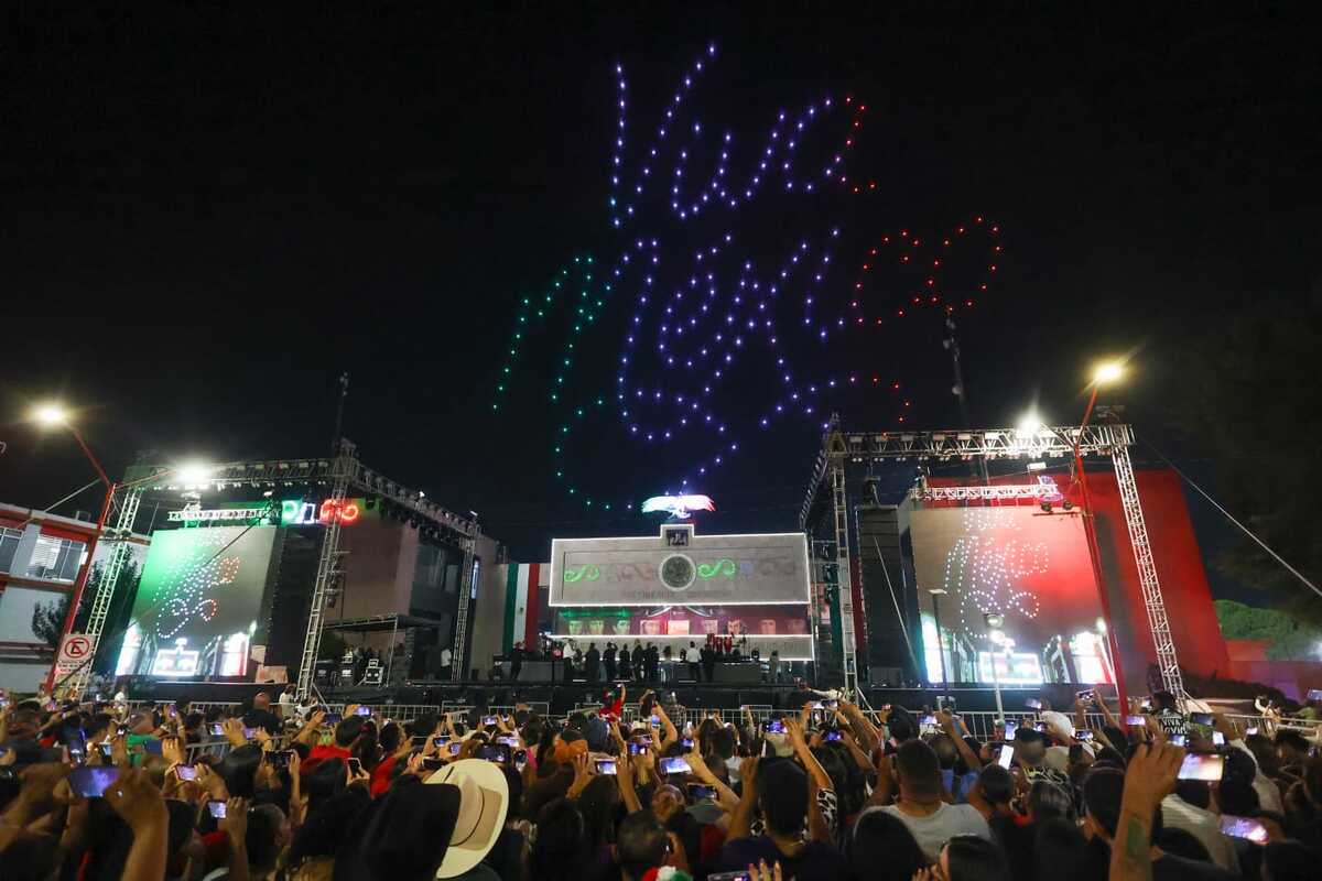 Las inmediaciones de la Presidencia Municipal de Gómez Palacio se convirtieron en el escenario de una noche de fiesta patria. (Rolando Riestra)