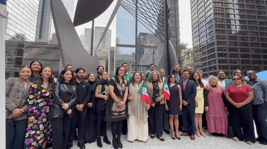 Izan bandera mexicana en Daley Plaza en Chicago por aniversario 216 de Independencia | Foto: Especial