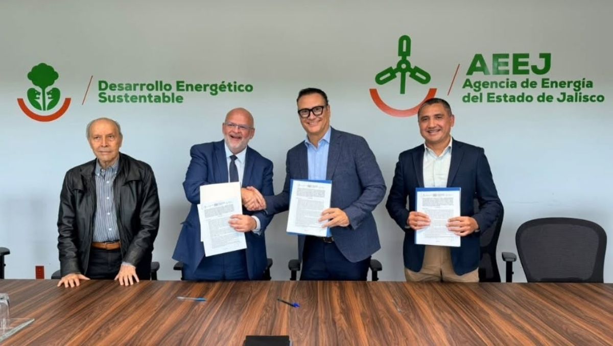 Oficializan FIDE y Gobierno de Jalisco convenio para techos solares. | Foto: Esspecial