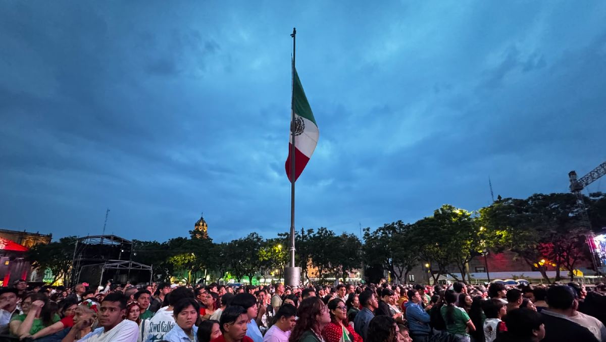 Ya se reúnen cientos de tapatíos en la Plaza de la Liberación. (Usi Toledo)