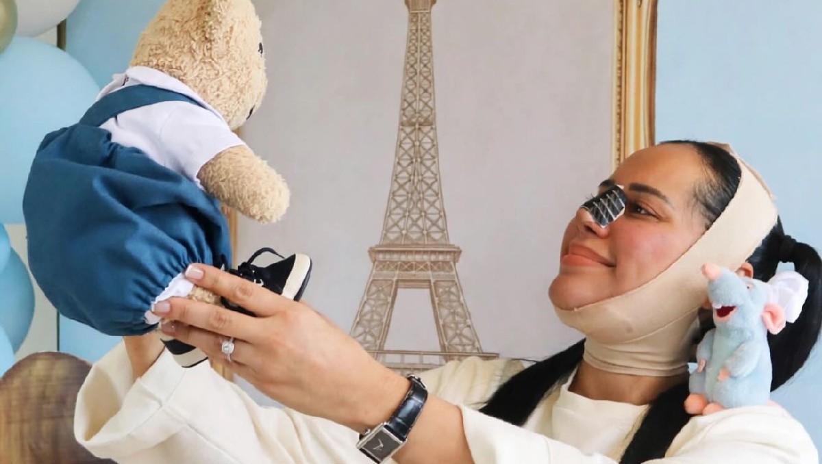 Sandra Cuevas le hace fiesta a su oso de peluche | Instagram