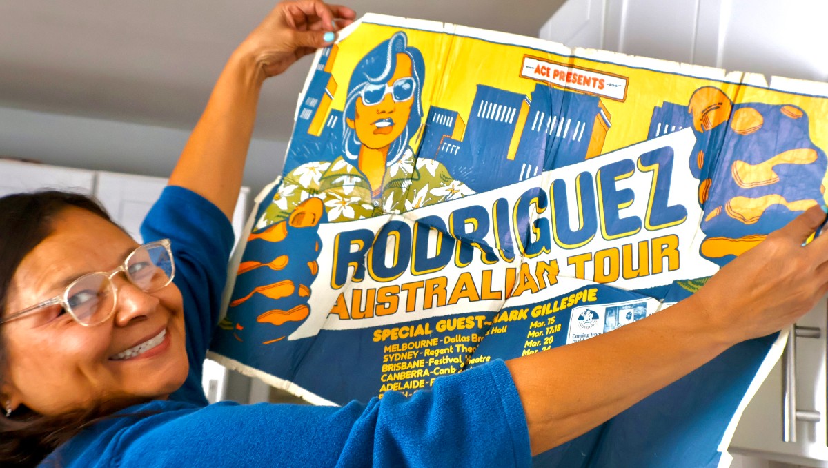 Sandra Rodríguez muestra el cartel de una de las giras de su padre | Foto: Gardenia Mendoza