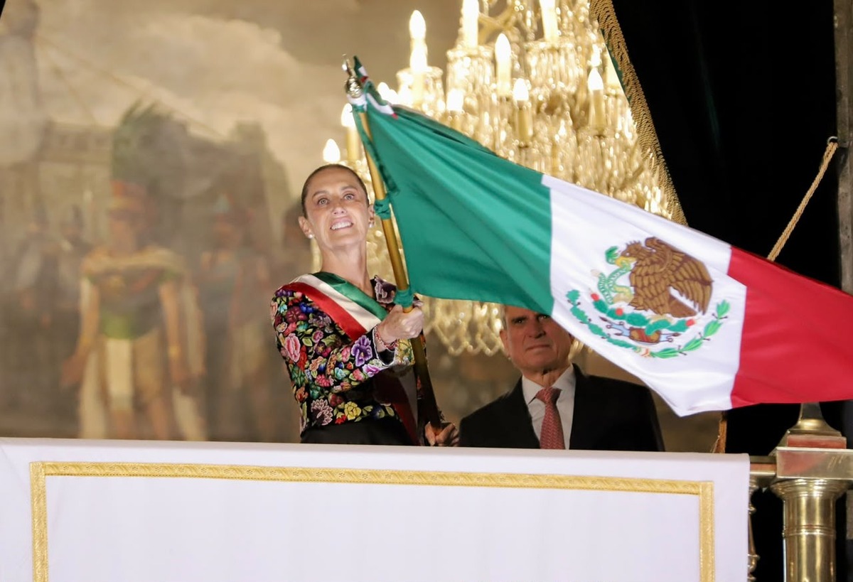 Sheinbaum ondea la bandera tras lanzar una arenga que reivindicó el papel de las heroínas. | Foto: Ariel Ojeda