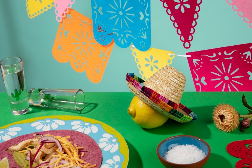Tiendas de autoservicio y especializadas comienzan a mezclar mercancía de Fiestas Patrias, Día de Muertos y Navidad para reducir inventarios.