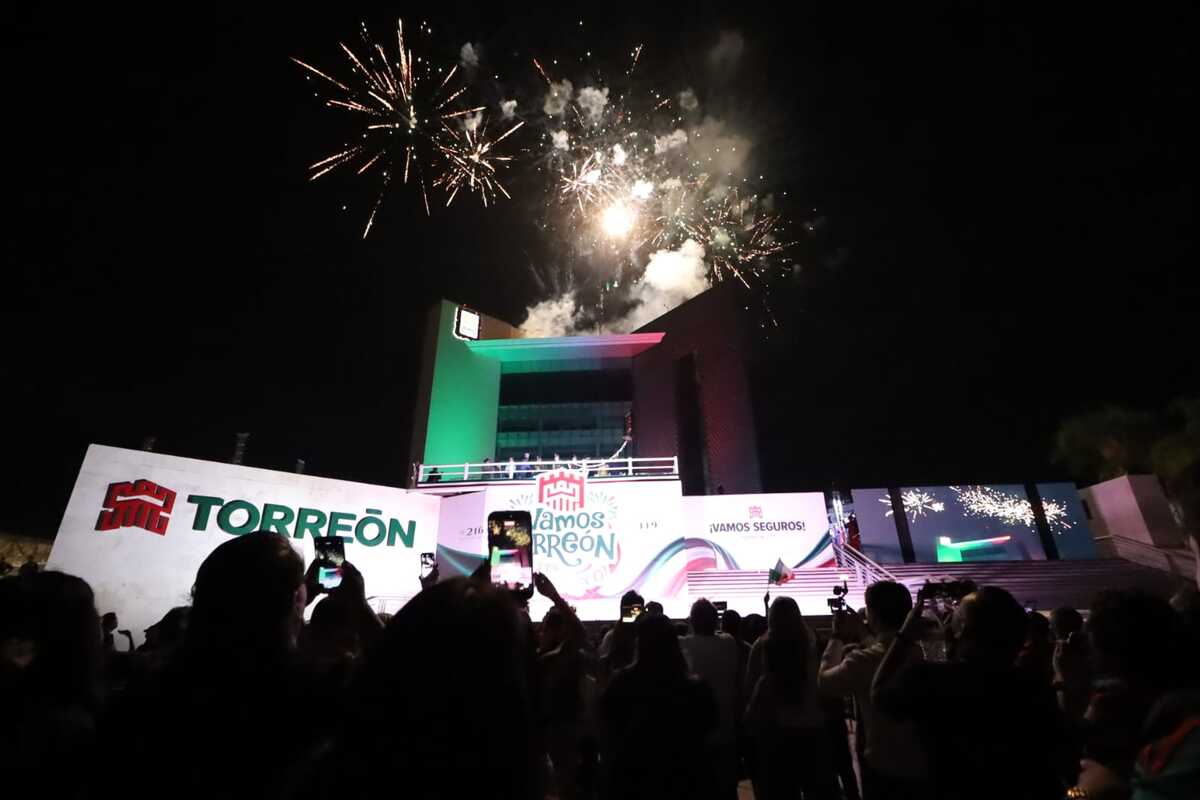 En Torreón, 110 mil personas disfrutaron el Grito de Independencia desde la Plaza Mayor. (Verónica Rivera)