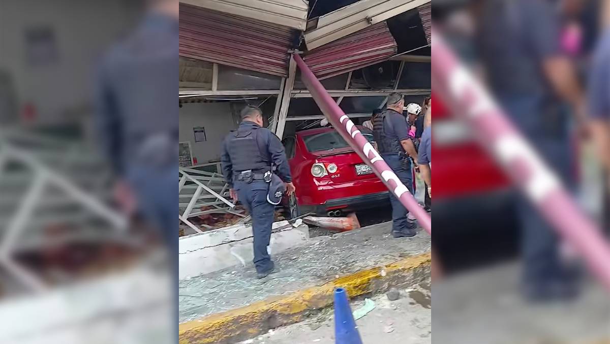 El vehículo impactó una motocicleta y luego el comercio; no hubo personas lesionadas de gravedad tras el aparatoso accidente. | Foto: Especial