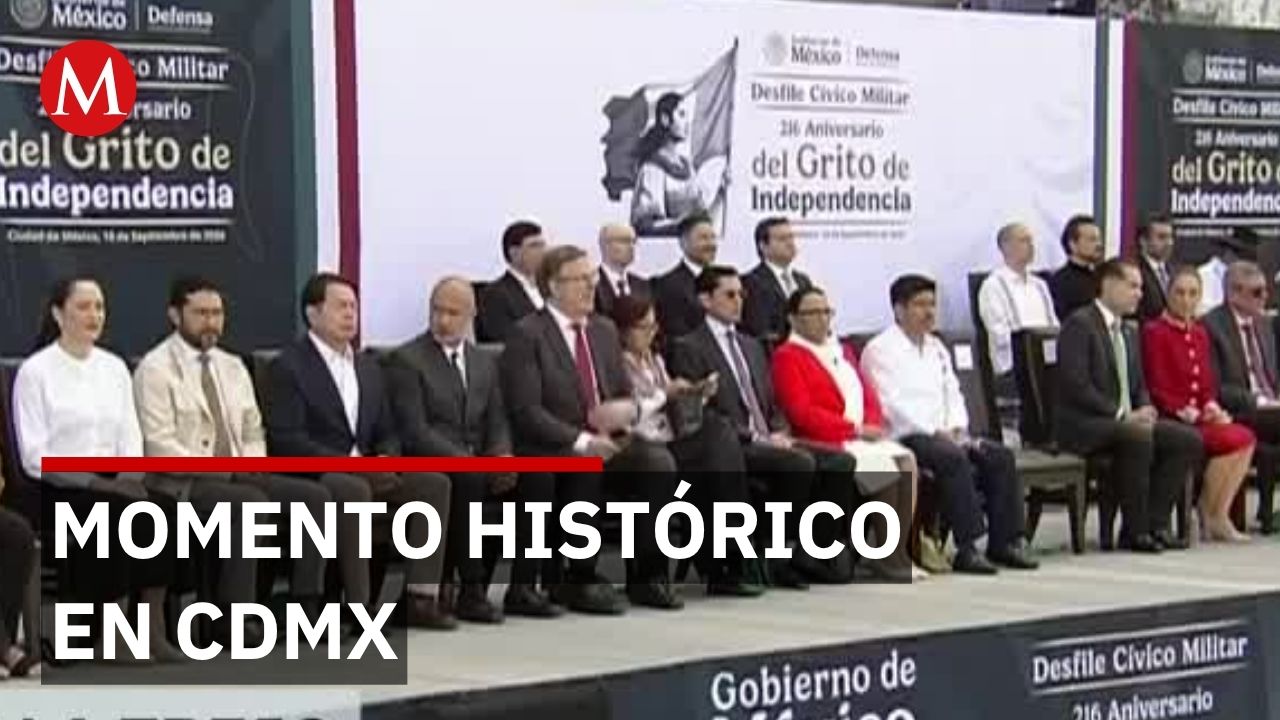 99 aeronaves sobrevuelan CdMx en desfile histórico que cierra calles del centro