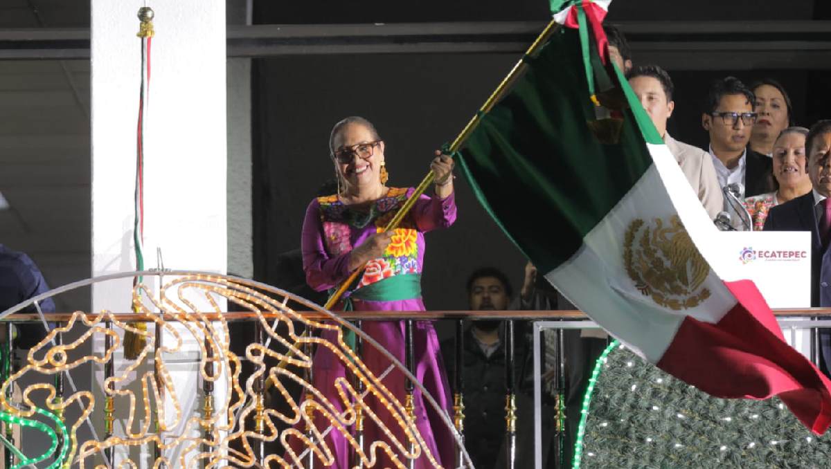 Azucena Cisneros Coss encabezó las actividades conmemorativas por el 216 aniversario de la Independencia en Ecatepec. | Especial