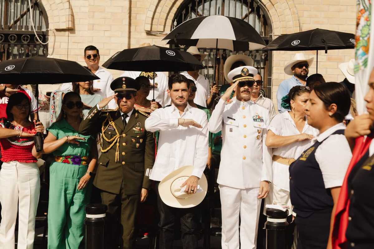 Beto Granados encabeza desfile Cívico Militar por el 216 aniversario de la Independencia de México