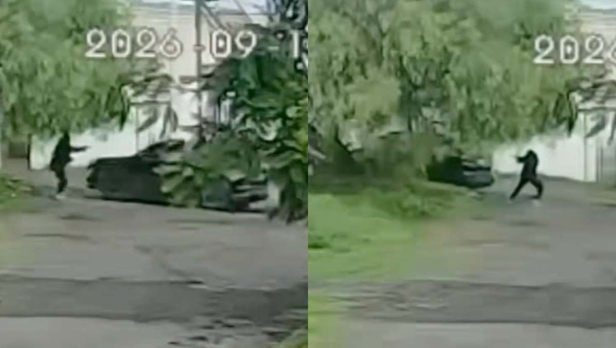 La cámara captó a un sujeto que llegó en bicicleta al lugar y esperó hasta que apareciera el carro de Galindo. | Foto: RRSS