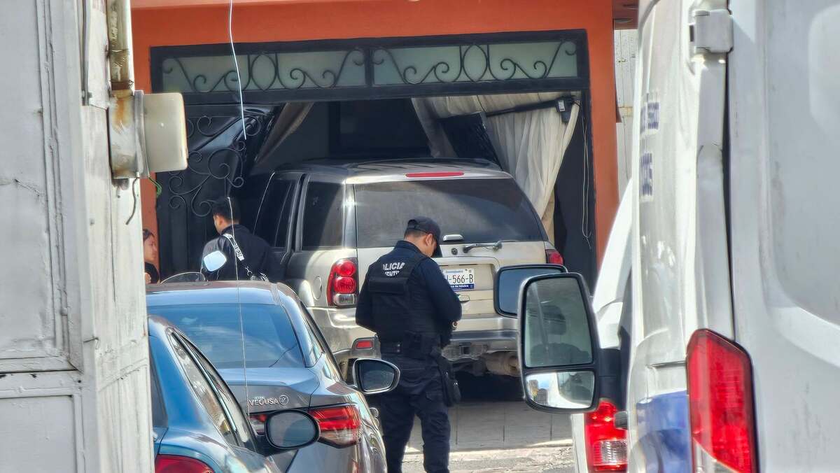 La camioneta terminó dentro de la vivienda tras el impacto. | Redes Sociales