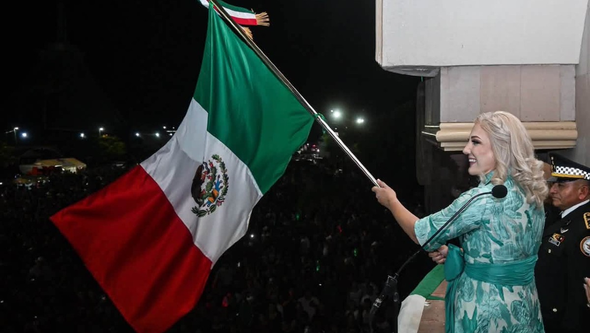 Claudia Santacruz, alcaldesa de Cajeme, Sonora, dio el Grito de la Independencia. | FOTO: Cajeme, Sonora