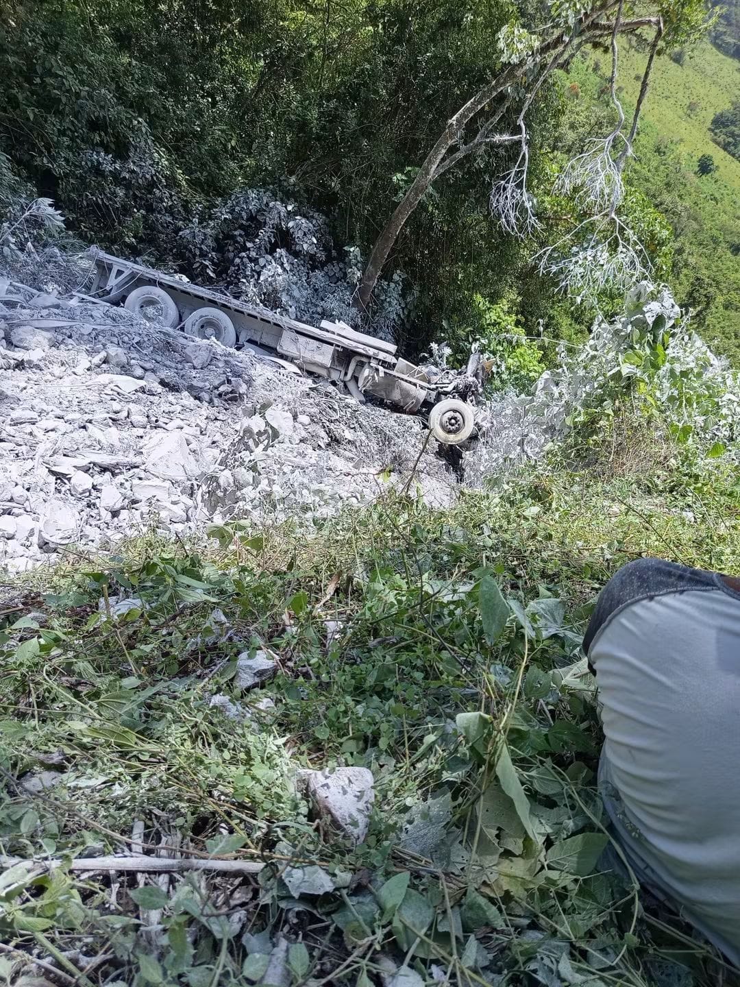 Conductor de tractocamión pierde la vida tras sufrir un accidente en San Bartolo Tutotepec. (Especial)