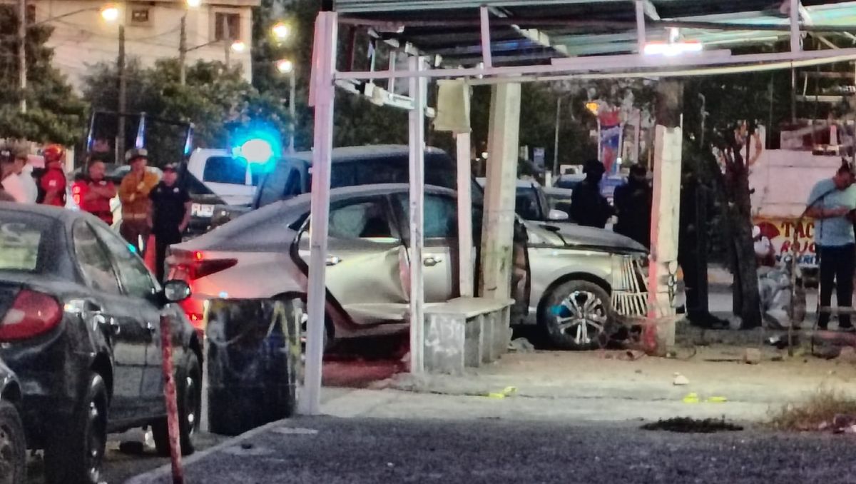 La conductora tuvo que encerrarse dentro de la camioneta, porque algunos familiares de la ahora fallecida intentaban recriminarle. Agustín Martínez