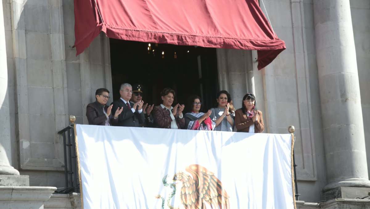 Delfina Gómez estuvo acompañada de las Fuerzas Armadas, Guardia Nacional y miembros de su gabinete en el desfile. | Foto: Tania Contreras
