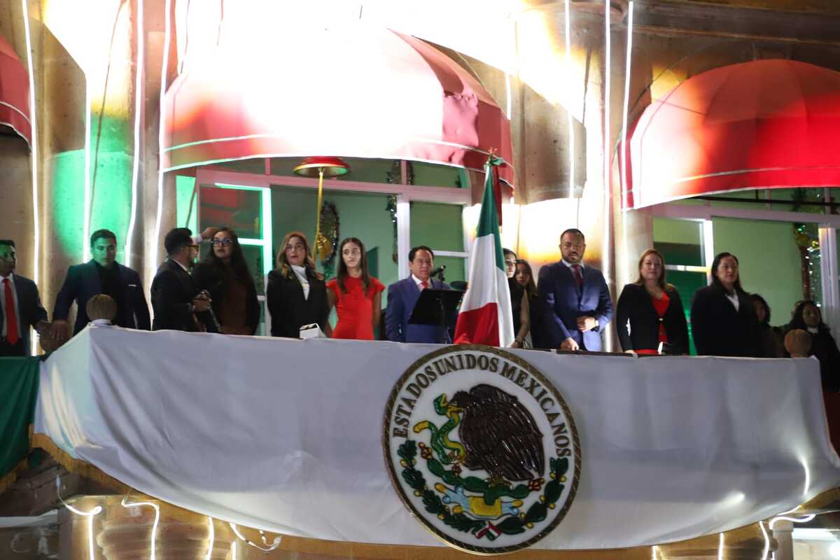 La emoción de los ¡Viva México! se mezcló con el repique de las campanas, los aplausos y el entusiasmo. | Foto: Especial