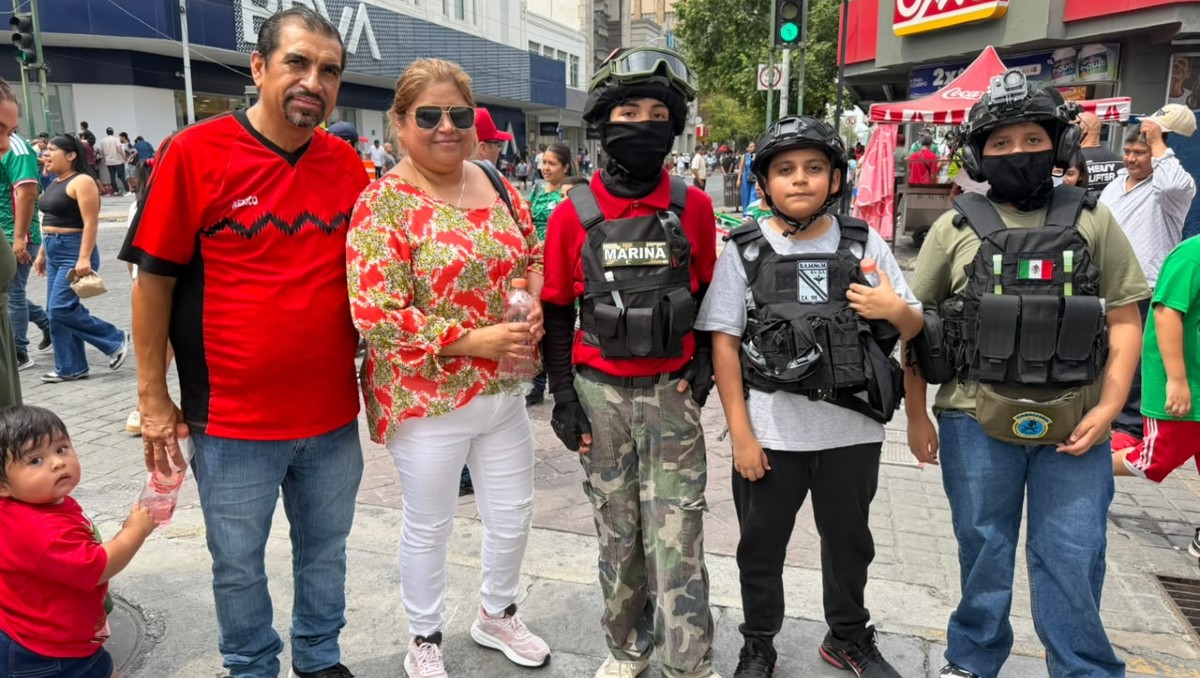 La familia Ambriz disfrutó del desfile en calles del Centro de Monterrey. | Fernanda Pérez