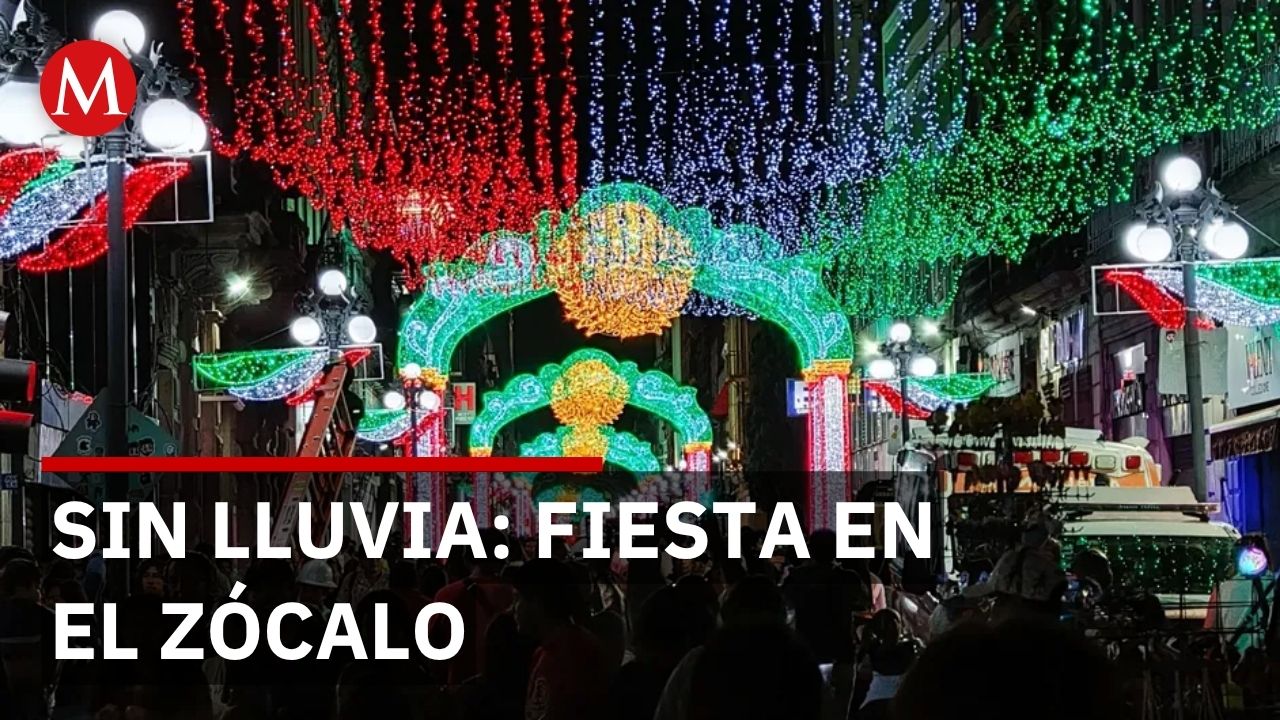 Familias celebran independencia de México sin lluvia en el Zócalo capitalino