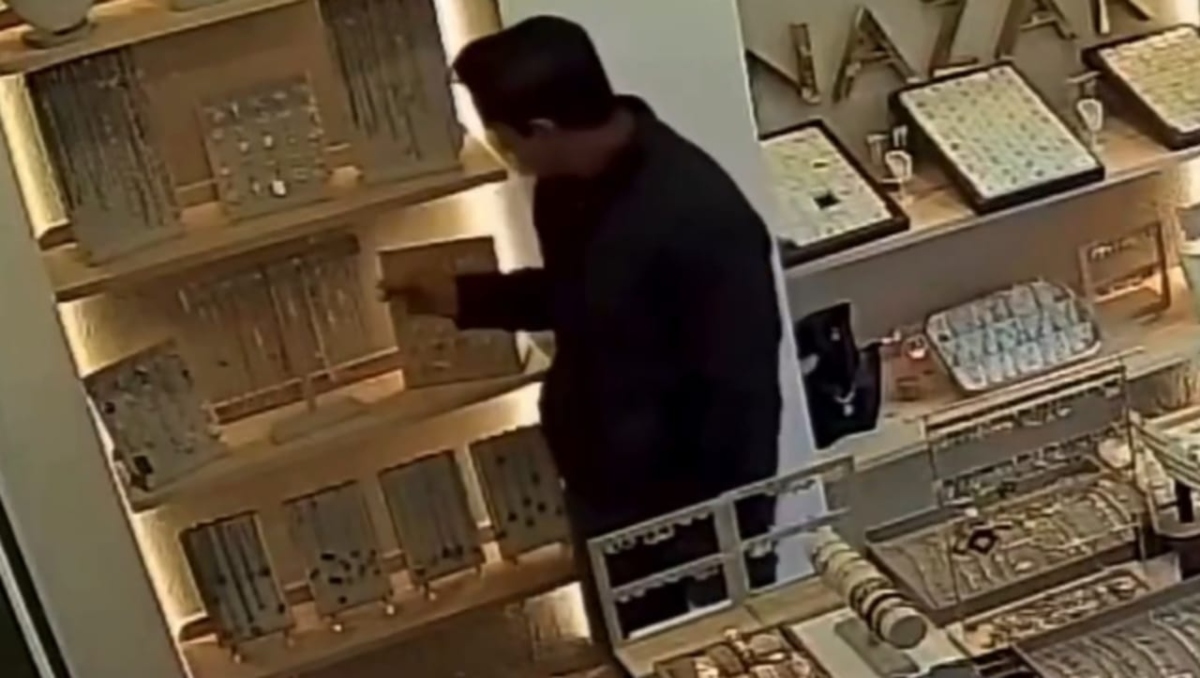 Hombre aprovecha distracción y roba una cadena en tienda de Puebla | Especial