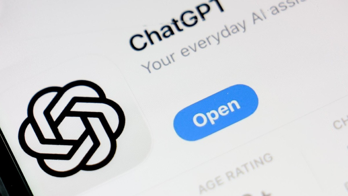 Logo oficial de OpenAI en primer plano con la interfaz de ChatGPT al fondo. | Foto: EFE
