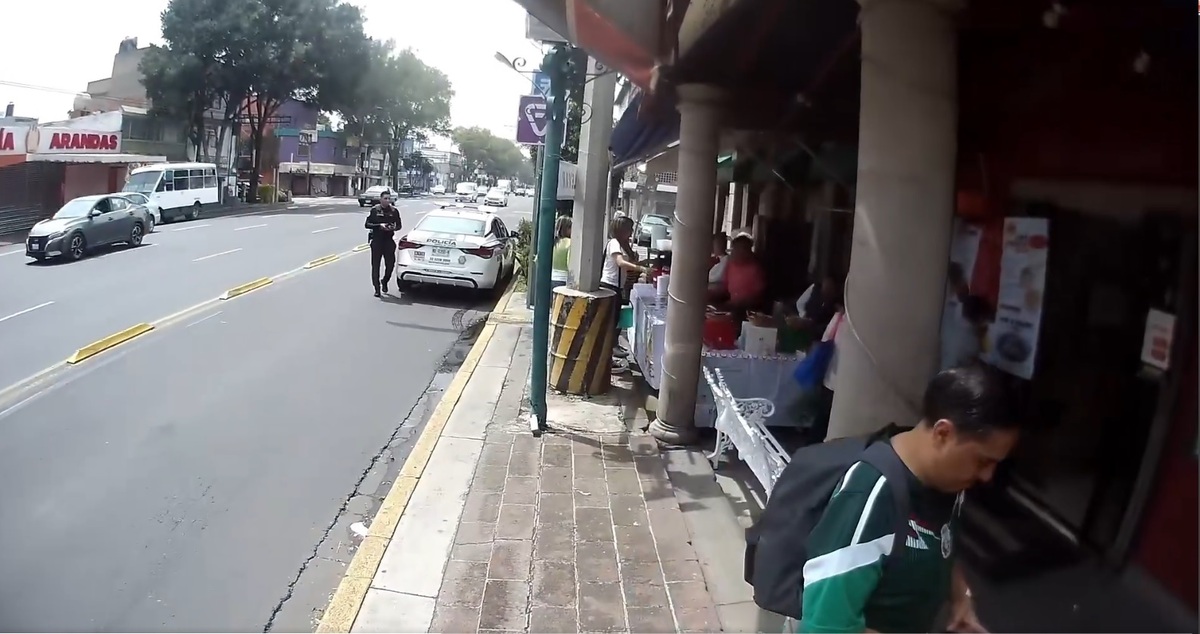 Mesas, sillas y equipo de servicio bloquean paso peatonal afuera de restaurante en Iztapalapa | Captura