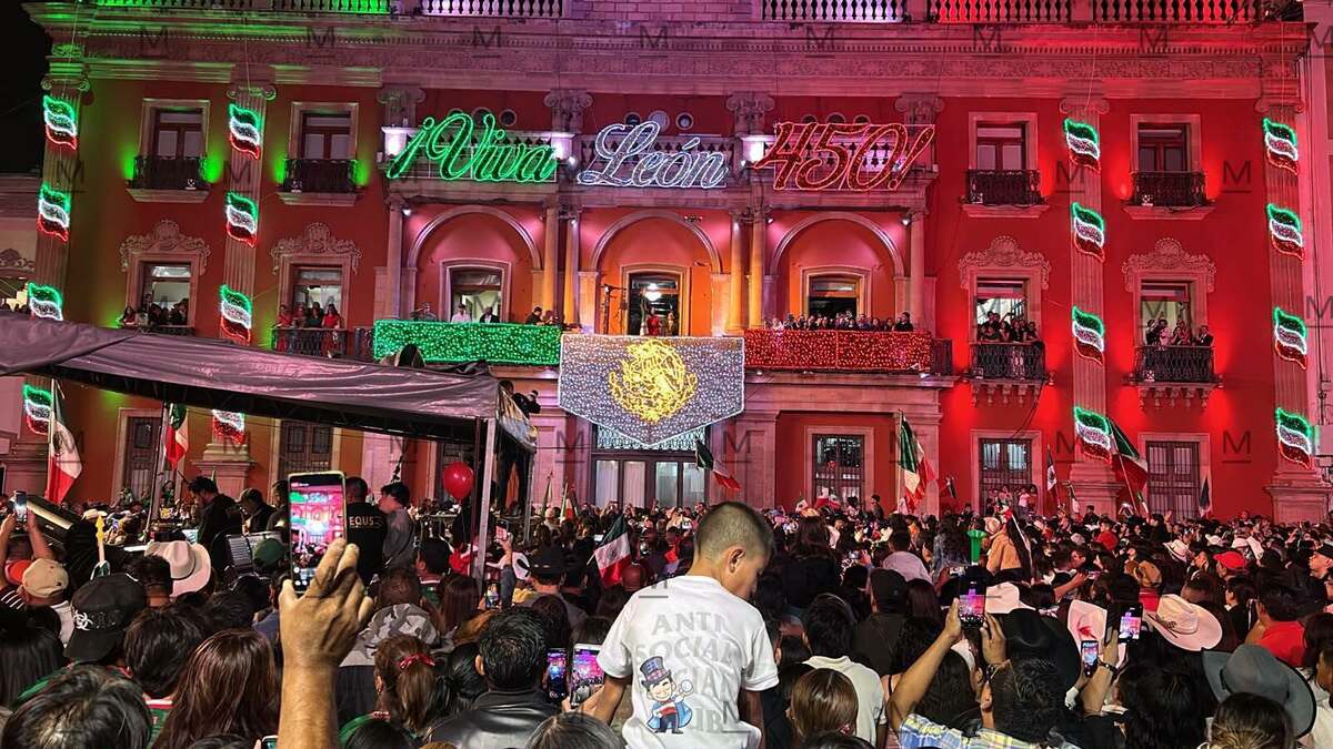 Más de 30 mil personas se reunieron en la Plaza Principal de León para dar el Grito de Independencia. | Rocío Hernández