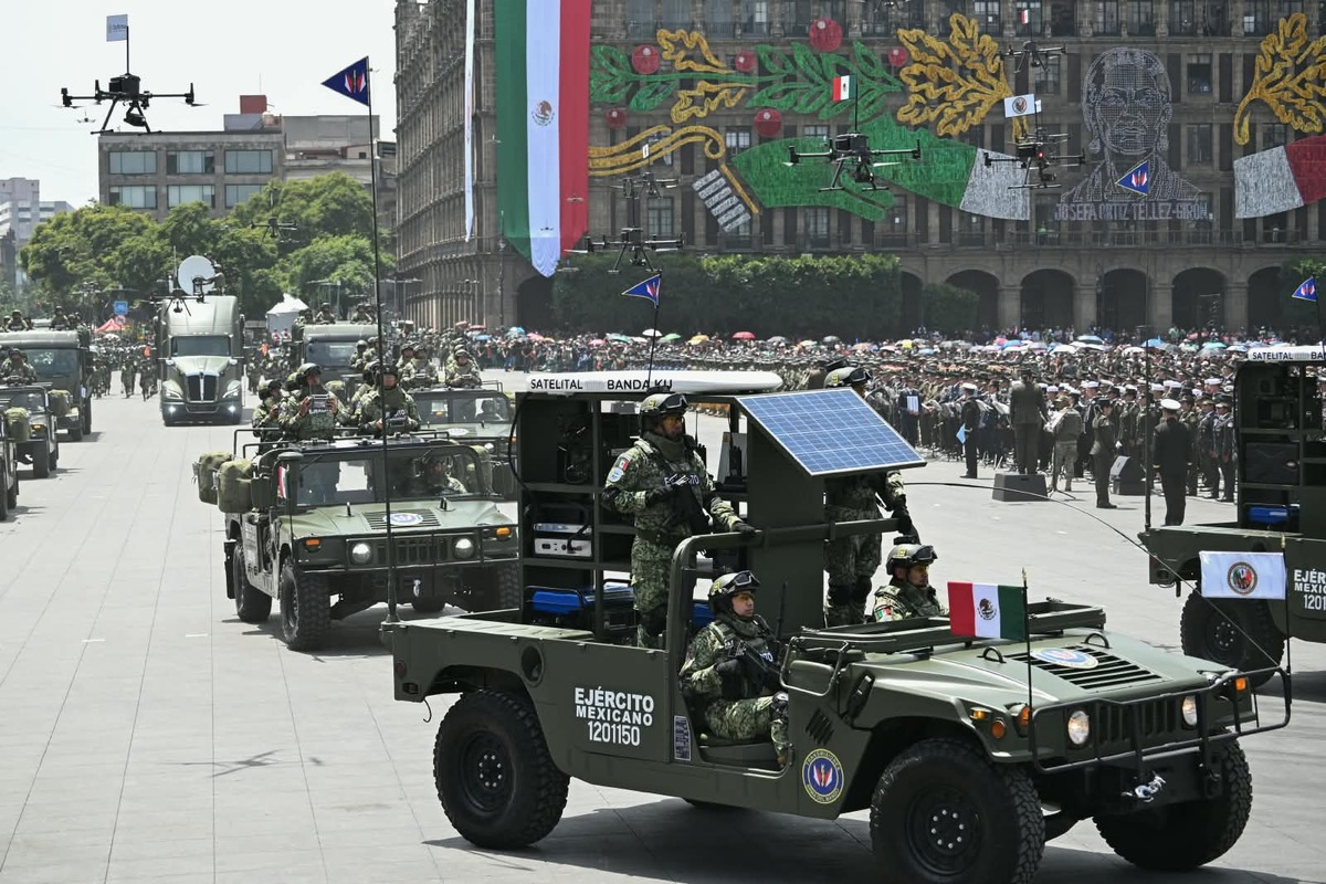 Militares hicieron el recorrido por el Desfile Militar a bordo de vehículos de la Defensa Nacional. | Foto: Daniel Augusto