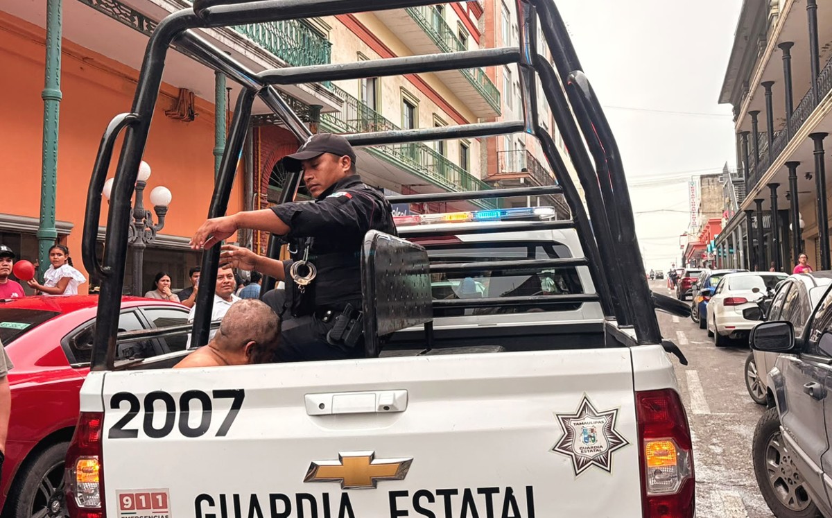La mujer permaneció en una patrulla de la Guardia Estatal tras ser retenida en Tampico. | Alejandro R.