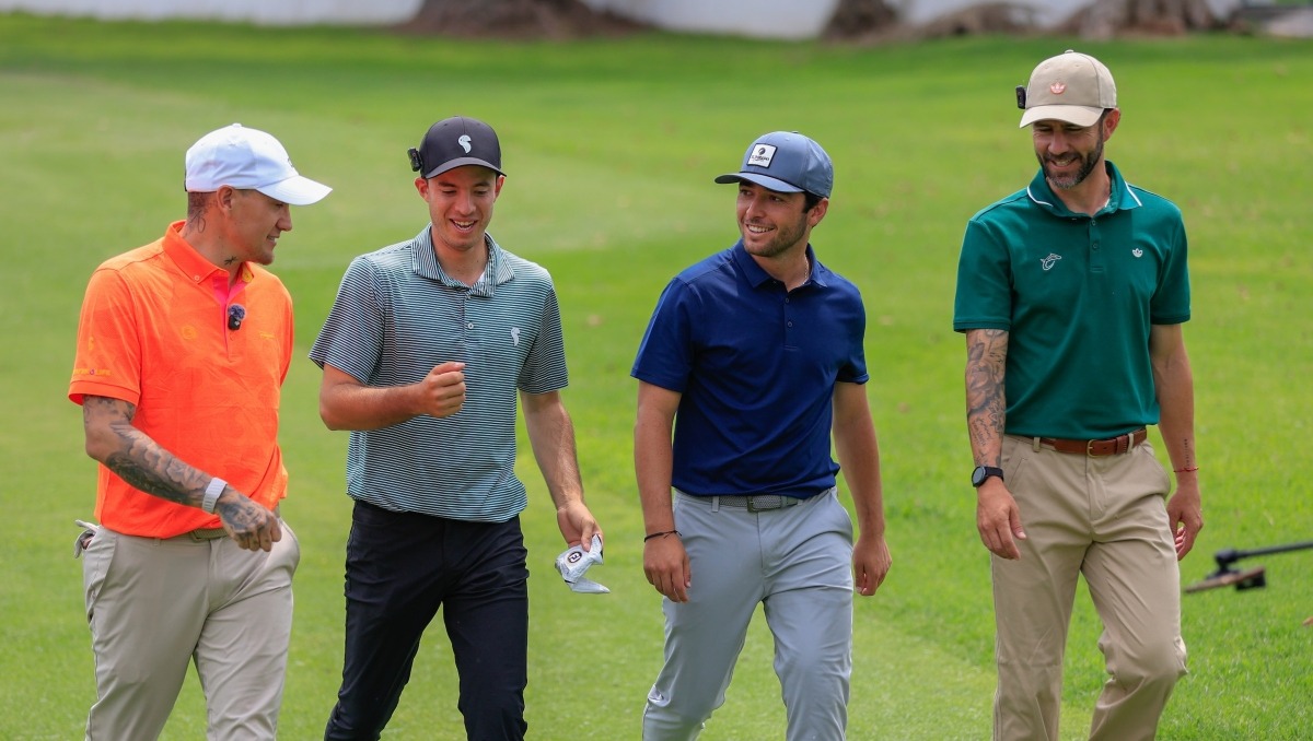 Nicolás Castillo y Miguel Layún cambian la cancha por el golf. (Cortesía)