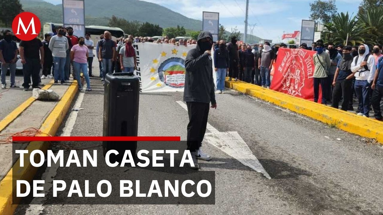 Normalistas de Ayotzinapa toman la caseta de Palo Blanco a 12 años de la desaparición