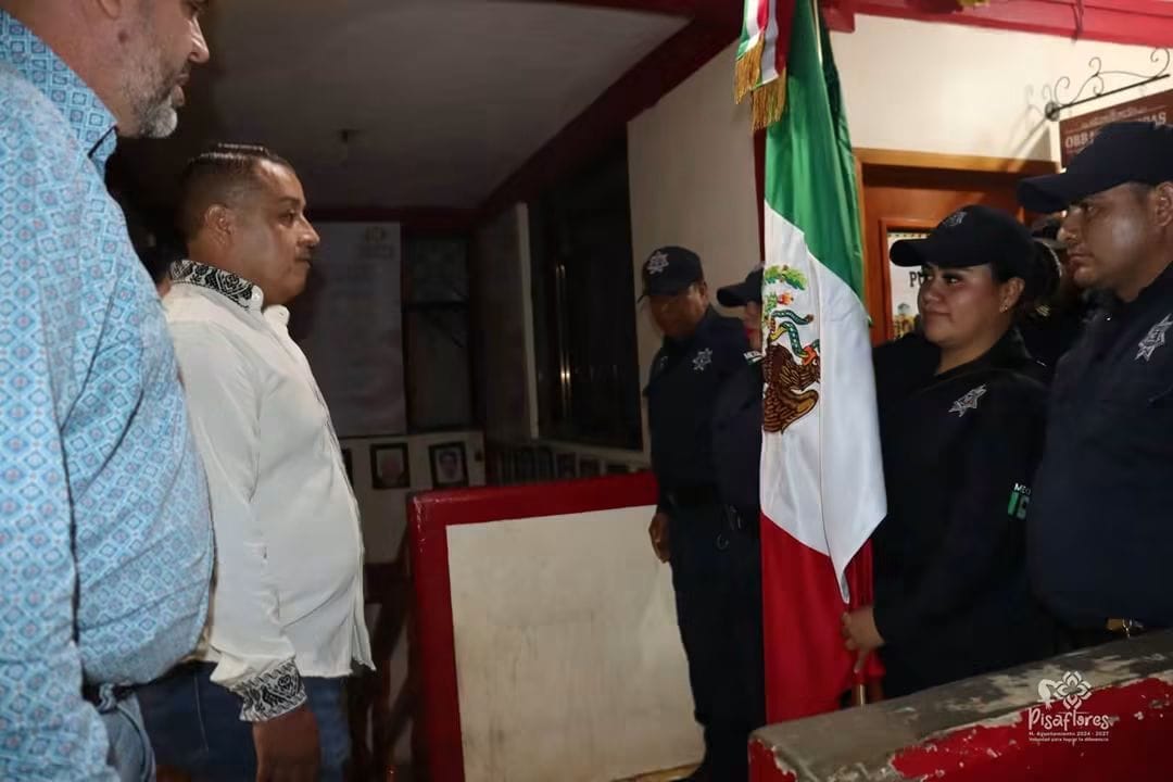 Ondean bandera de cabeza durante ceremonia del Grito en Pisaflores, Hidalgo