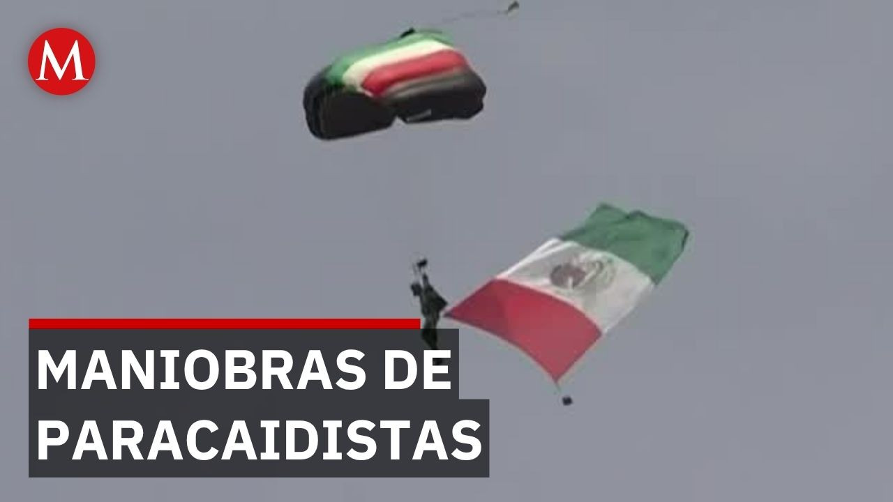 Paracaidistas del Ejército mexicano realizan salto en caída libre en el Zócalo