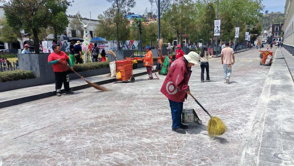 La Plaza de los Mártires y vialidades aledañas fueron atendidas por personal municipal tras los festejos patrios en Toluca. | Foto: Especial