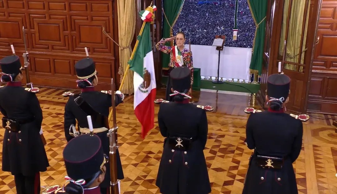 Quiénes entregaron la bandera a Claudia Sheinbaum HOY 15 de septiembre