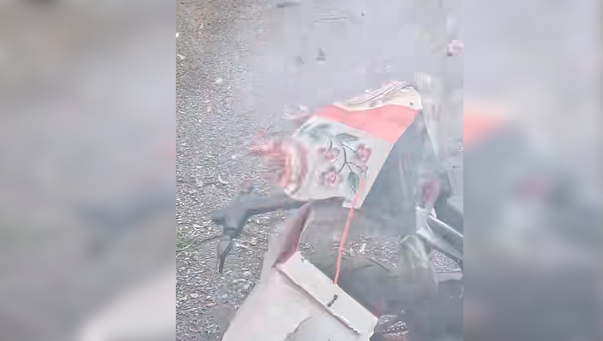 El repartidor mostró un pequeño cubo negro que venía dentro del regalo. (Foto: especial)