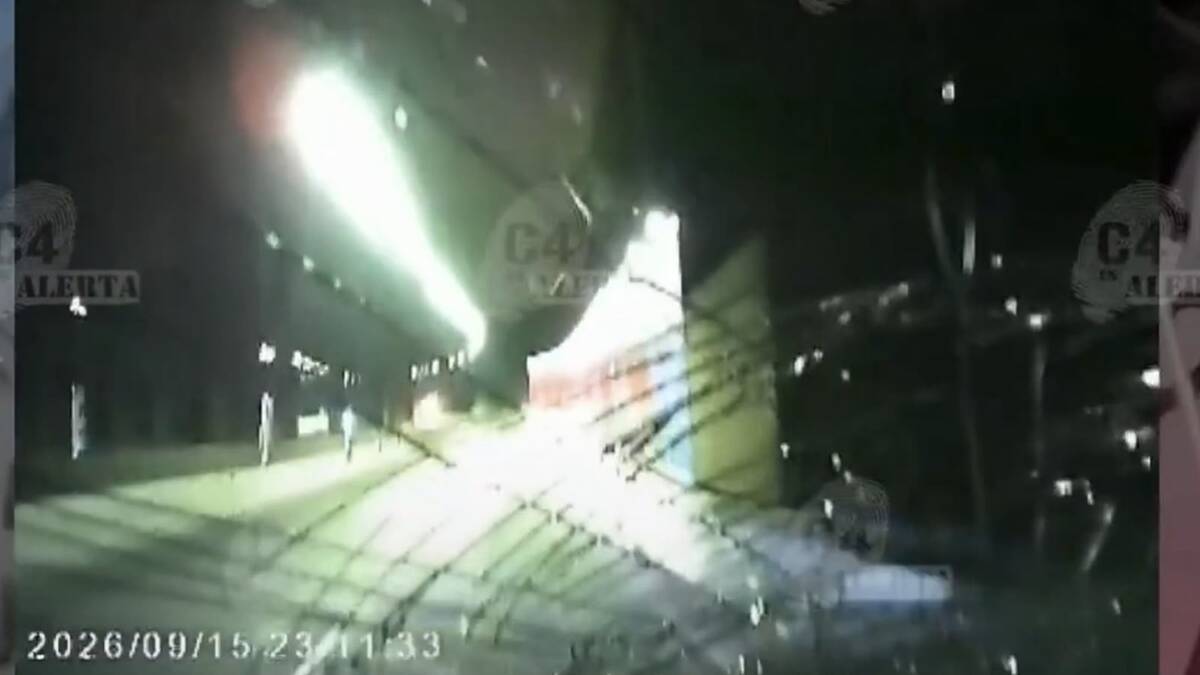 El vehículo continuó su camino después de recibir el impacto de la piedra. | Especial