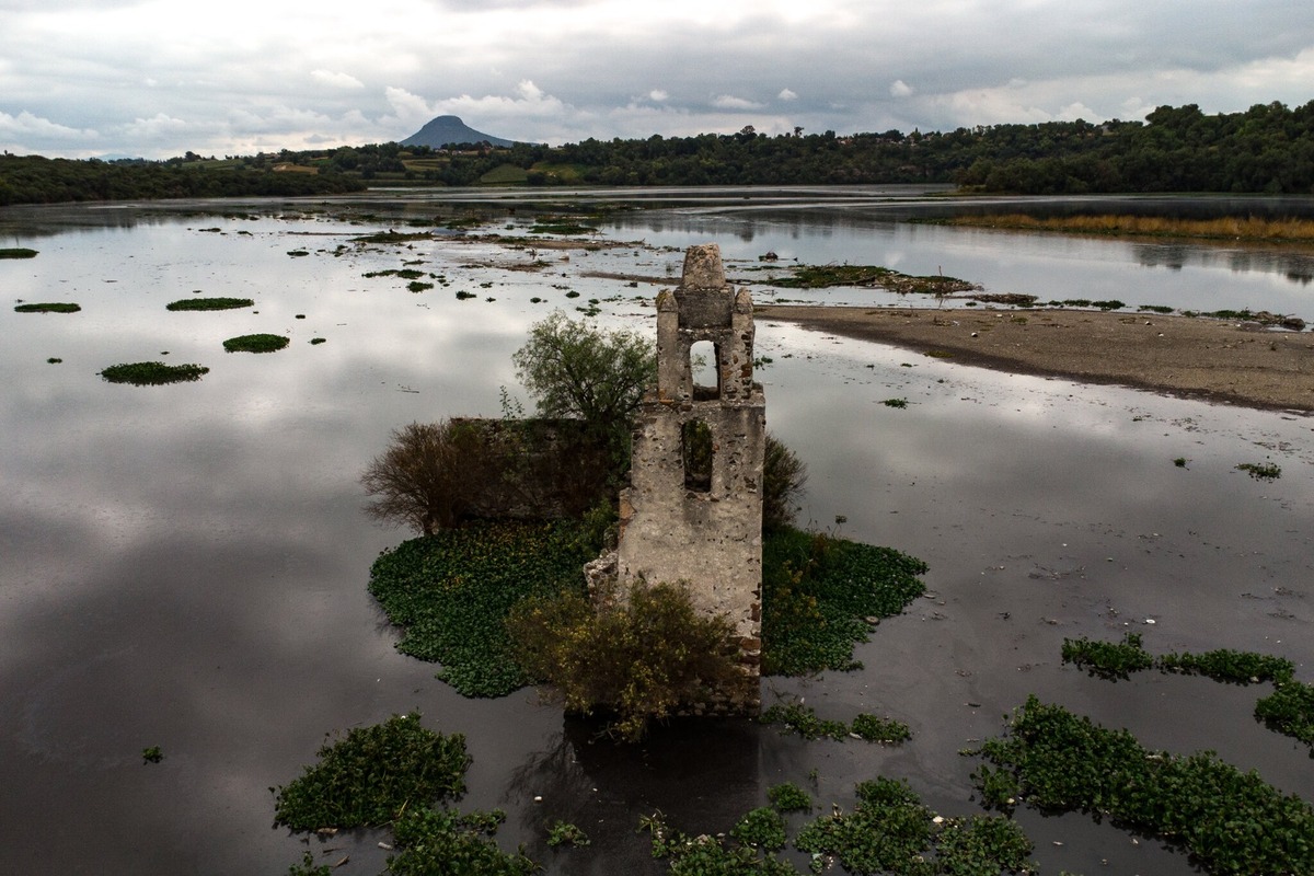 La antigua iglesia de San Francisco Bojay está parcialmente sumergida después de que en 1949 se creara la presa Endhó. | Foto: The New York Times