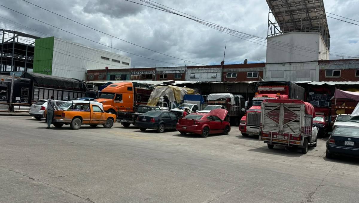 Comerciantes de la Central de Abasto de Ecatepec enfrentan menor afluencia y caída en sus ingresos por las bajas ventas. | Foto: Juan Camacho