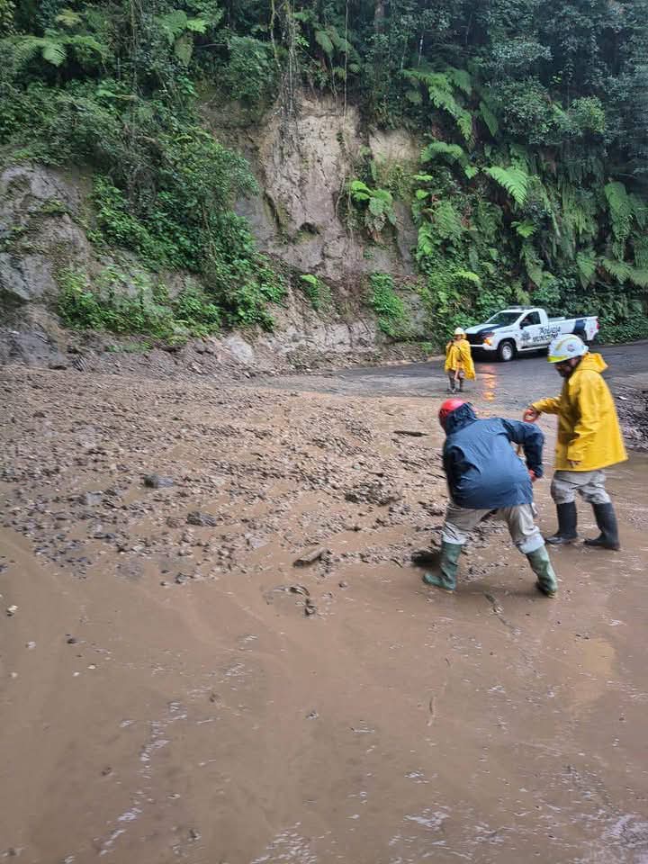 Derrumbe mantiene cerrado el paso hacia Tulancingo en Tenango de Doria. (Redes Sociales)