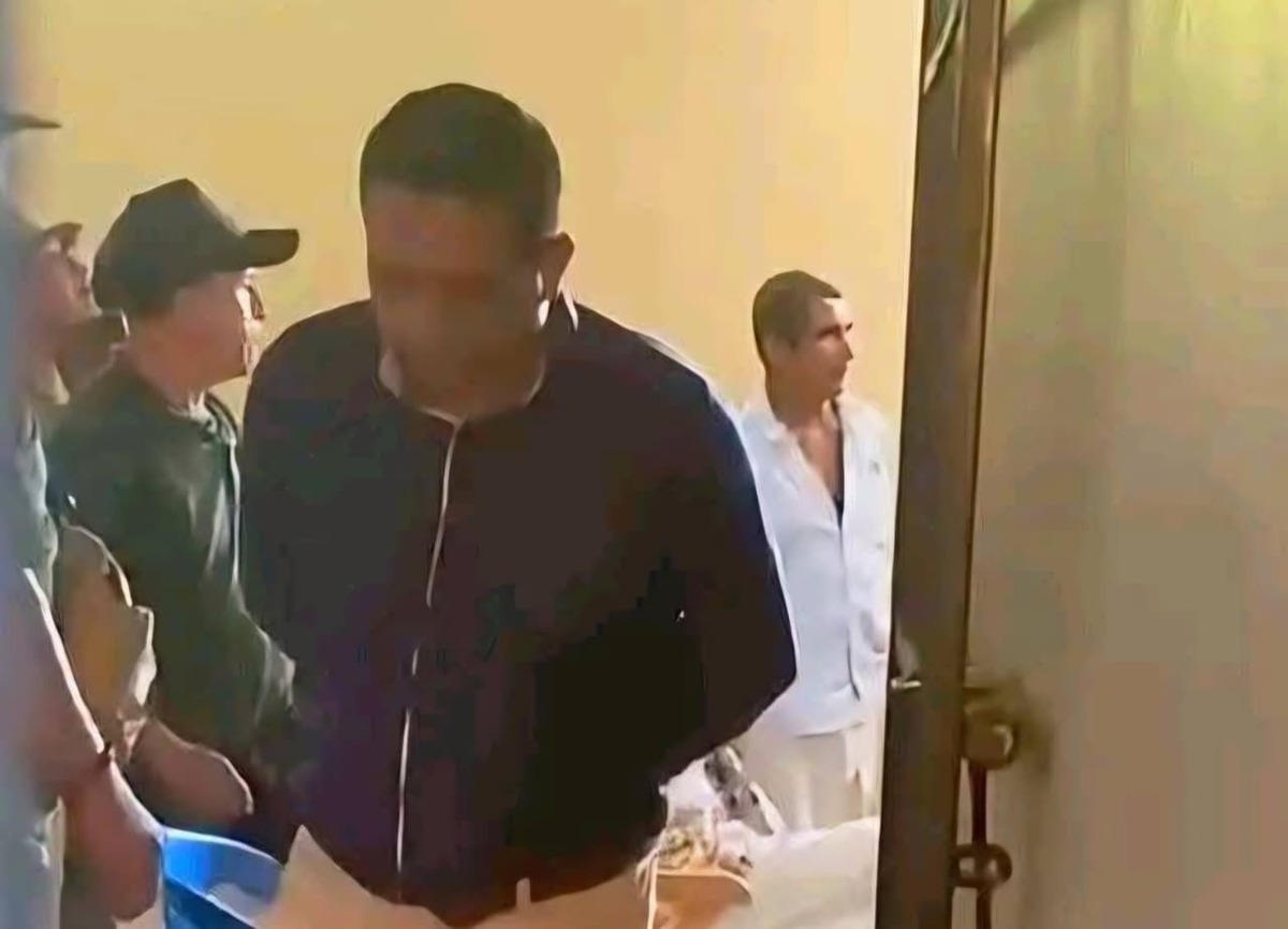 El docente fue ingresado a una sala utilizada para la detención de personas, donde permaneció hasta las 14:15 horas. | Foto: Especial