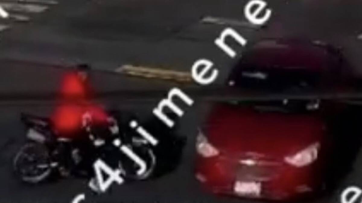 La motocicleta terminó impactada contra un vehículo que circulaba por la avenida. | Especial