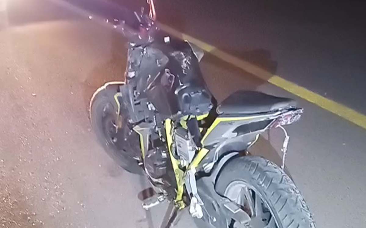 En la motocicleta viajaban dos personas, una murió el otro se encuentra grave. | Foto: Alejandro Escobedo