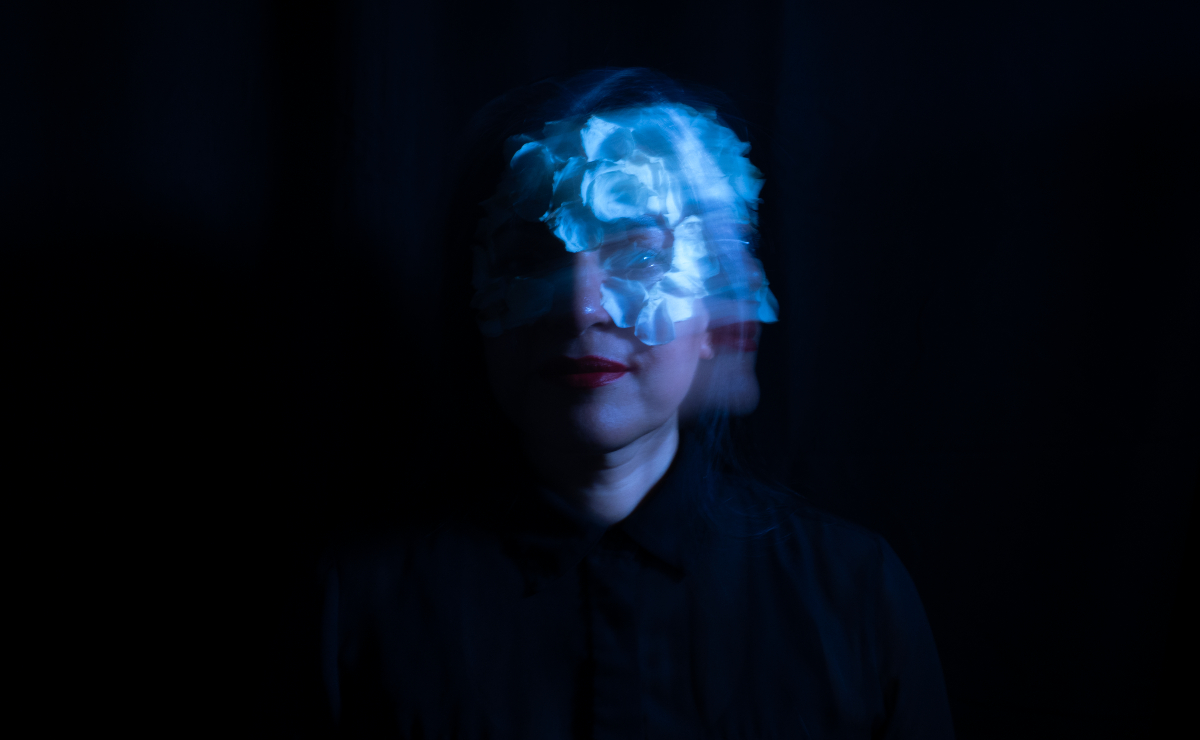 “Nos multiplicamos en dimensiones vivas. Con o sin luz led, con o sin lo artificial de una inteligencia.” . (Fotografía: Paulina Peña Luna)