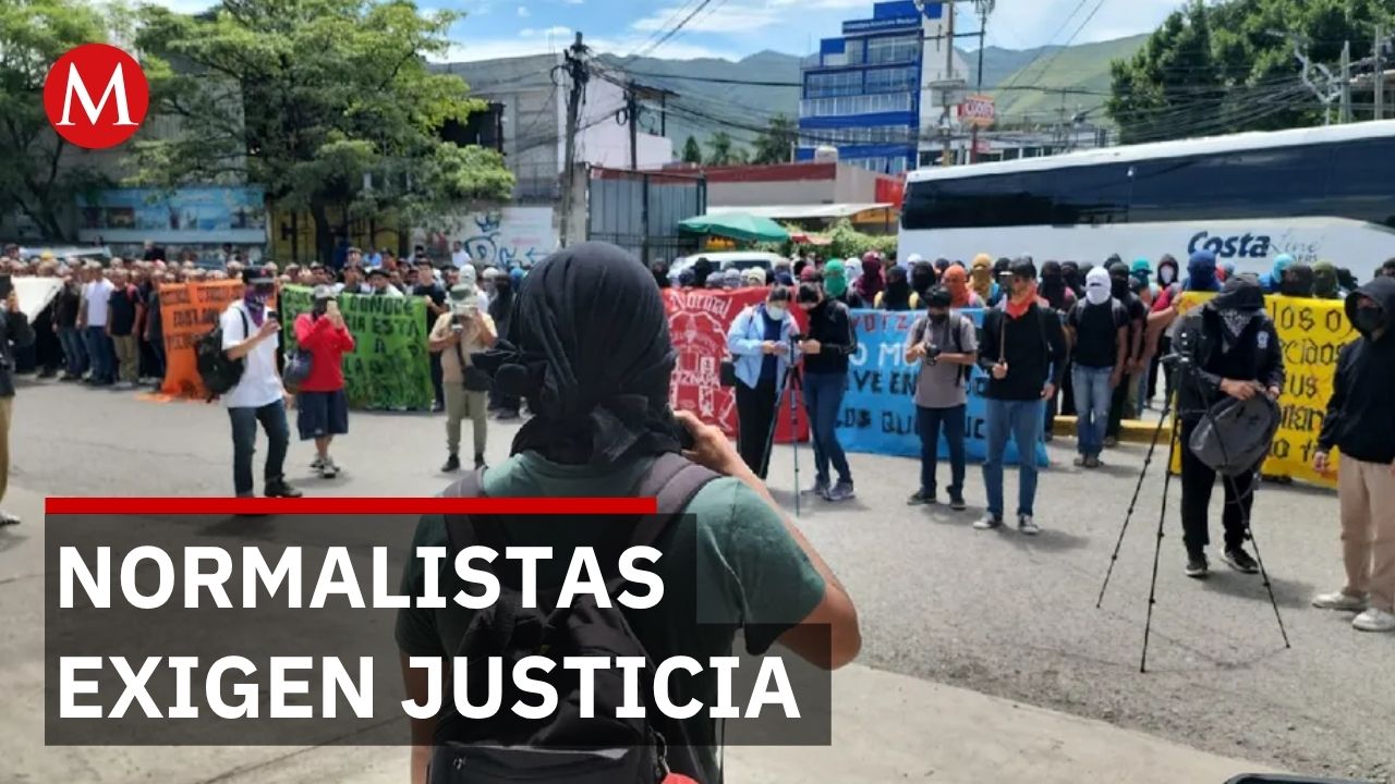 Normalistas de Ayotzinapa marchan a 10 años por los 43 desaparecidos en Iguala